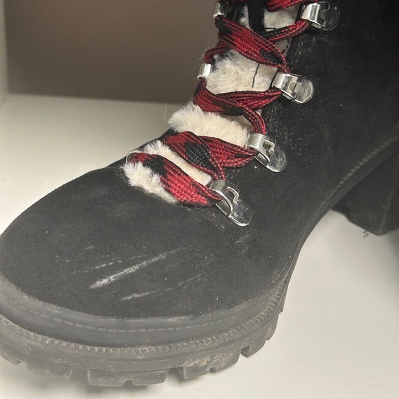 Pop Black and Red Winter Boots with Fur Trim‎ - Picture 6 of 9